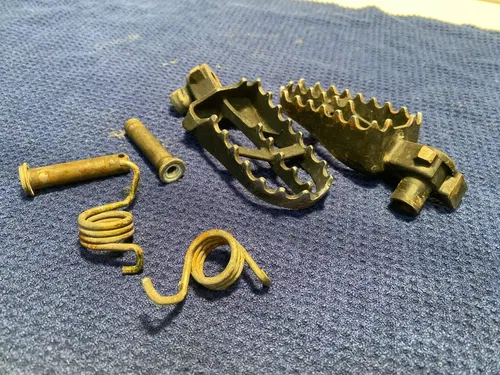 2003 YZ 85 OEM GENUINE FOOT PEGS RACING REST STEP OEM FOOTPEGS OEM YZ85 YZ