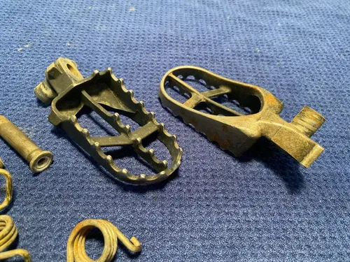 2003 YZ 85 OEM GENUINE FOOT PEGS RACING REST STEP OEM FOOTPEGS OEM YZ85 YZ