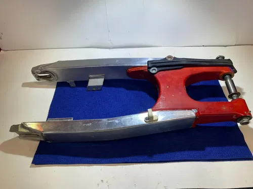 1999 SUZUKI RM250 OEM SWINGARM SWING ARM REAR SUSPENSION 61000-36E10 OEM RM250