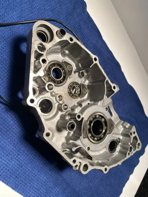 2002 YAMAHA WR250F YZ250 YZ250F OEM LEFT ENGINE MOTOR CRANKCASE CRANK CASE