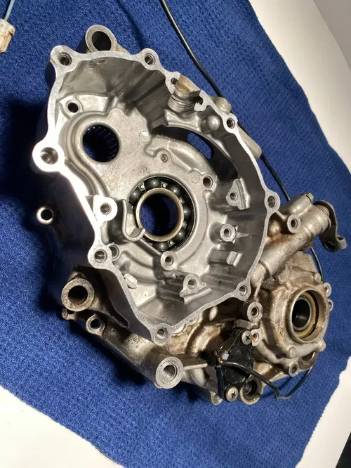 2002 YAMAHA WR250F YZ250 YZ250F OEM LEFT ENGINE MOTOR CRANKCASE CRANK CASE