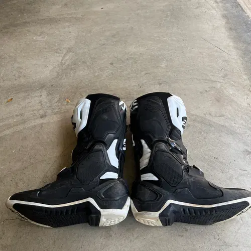 Size 9 tech 10 black/white alpinestars boots 