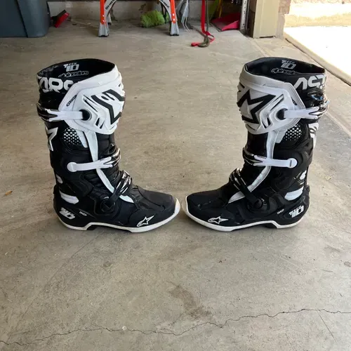 Size 9 tech 10 black/white alpinestars boots 