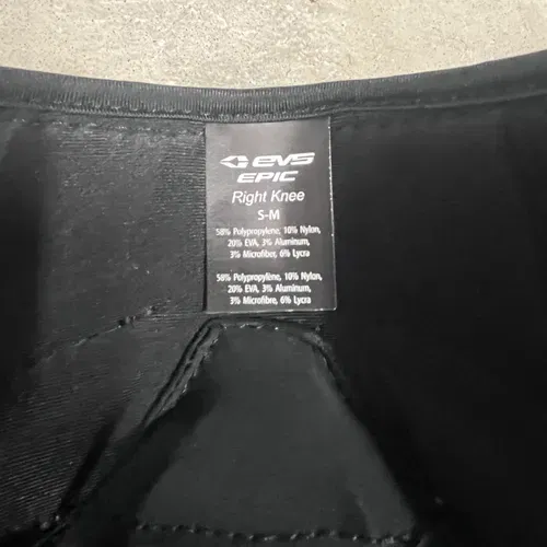 EVS EPIC KNEE GUARD S/M