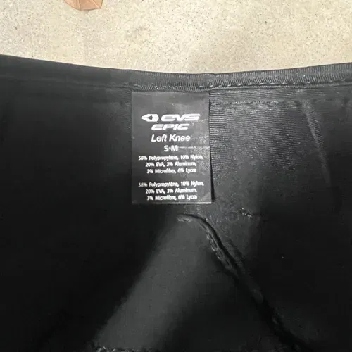 EVS EPIC KNEE GUARD S/M