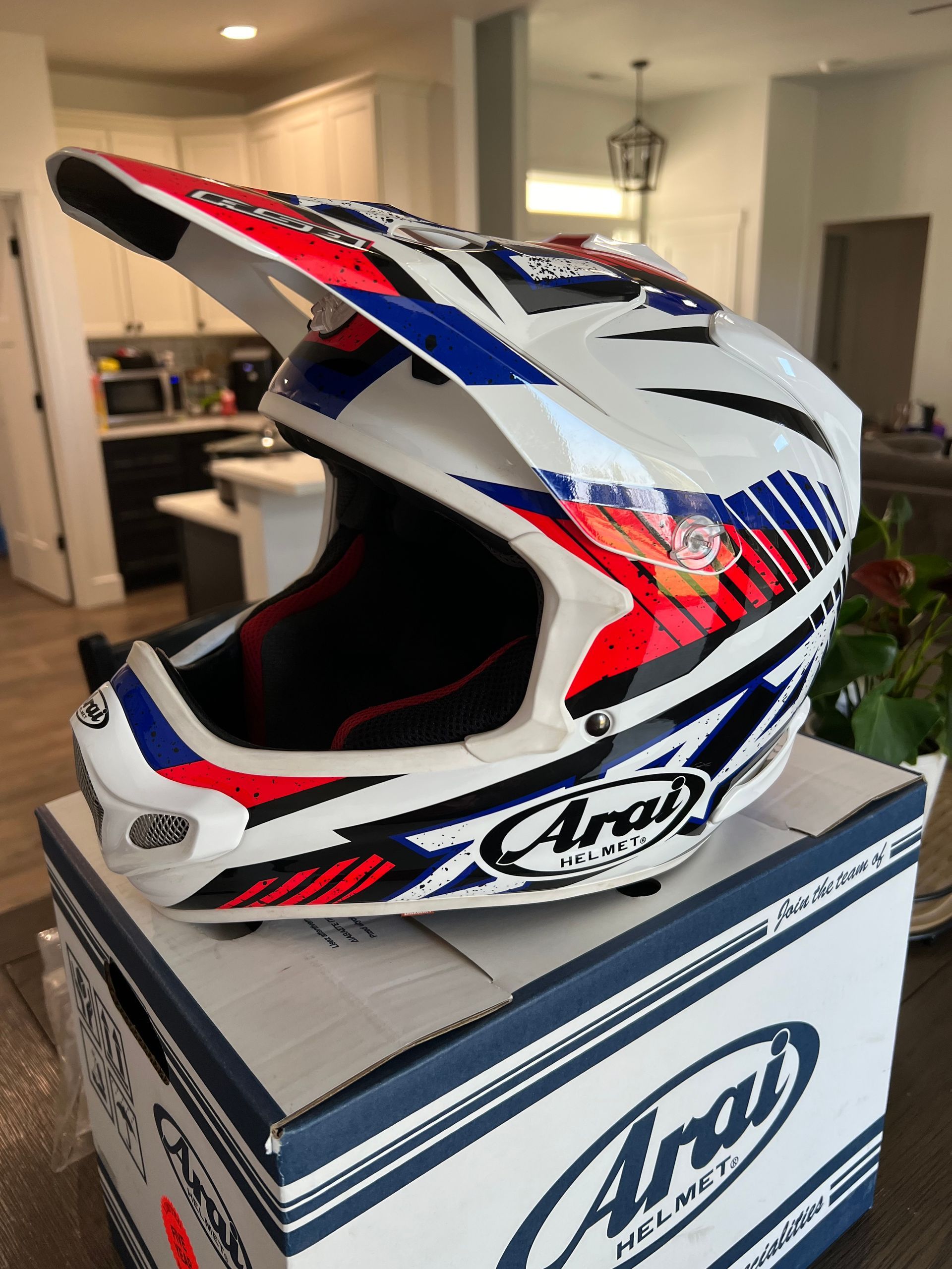 【出品】Arai VX-PRO4 Arai VX-Pro4 Block Black Frost Helmet – Sierra Motorcycle Supply