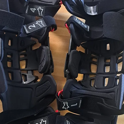Knee Braces 
Alpinestars Bionic 10
Carbon Fiber 
