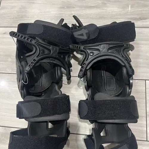 Mobuis X8 Knee Braces