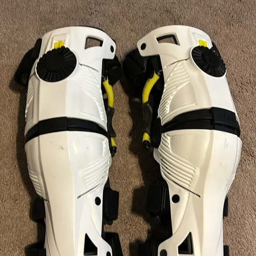 Mobius Knee Braces 