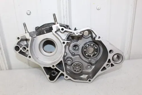 1983 1984 Yamaha YZ125 OEM Right engine crank case 24X-15121-00-00 YZ 125 83
