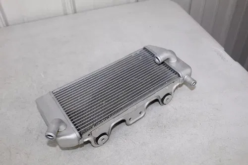 2006 Yamaha YZ450F OEM Left Radiator 2S2-1240A-00-00 YZ450 YZ 450 6/31