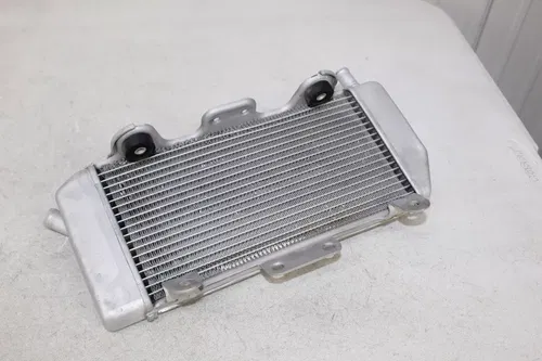 2006 Yamaha YZ450F OEM Left Radiator 2S2-1240A-00-00 YZ450 YZ 450 6/31
