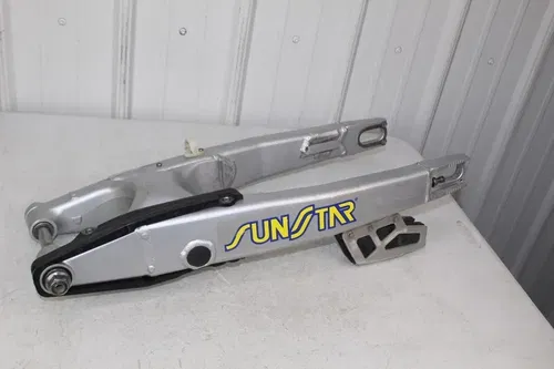 2004 Kawasaki KX250 2-stroke OEM Swingarm Swing Arm 33001-0025-CE KX 250 4/2
