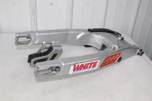 2004 Kawasaki KX250 2-stroke OEM Swingarm Swing Arm 33001-0025-CE KX 250 4/2