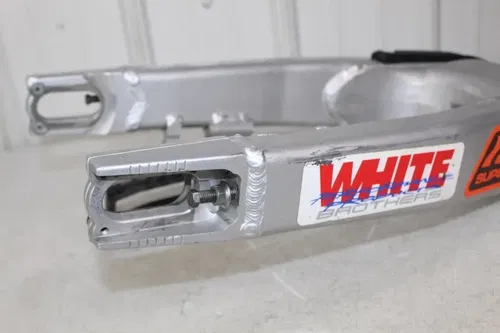 2004 Kawasaki KX250 2-stroke OEM Swingarm Swing Arm 33001-0025-CE KX 250 4/2