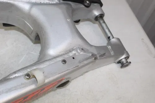 2004 Kawasaki KX250 2-stroke OEM Swingarm Swing Arm 33001-0025-CE KX 250 4/2