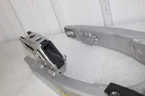 2004 Kawasaki KX250 2-stroke OEM Swingarm Swing Arm 33001-0025-CE KX 250 4/2