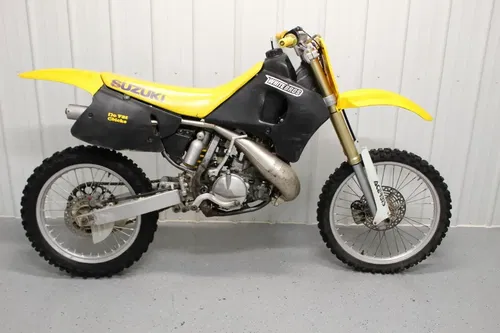 1993 - 1995 Suzuki RM250 OEM Swingarm 61000-28E11 Swing Arm RM 125 250 95/3
