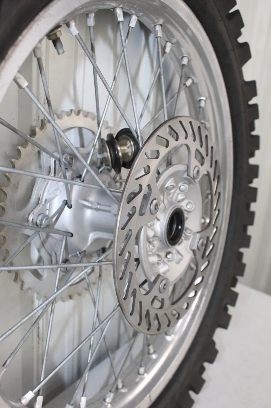 2004 2005 Kawasaki KX250F OEM Rear Wheel assembly KX Suzuki RMZ 250 04 - 06 4/3