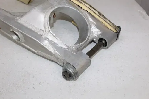 1986 Yamaha YZ250 OEM Swingarm 1LV-22110-00-00 Swing Arm YZ 250 490 86/3