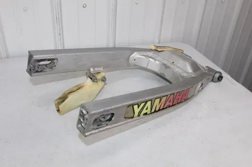 1986 Yamaha YZ250 OEM Swingarm 1LV-22110-00-00 Swing Arm YZ 250 490 86/3