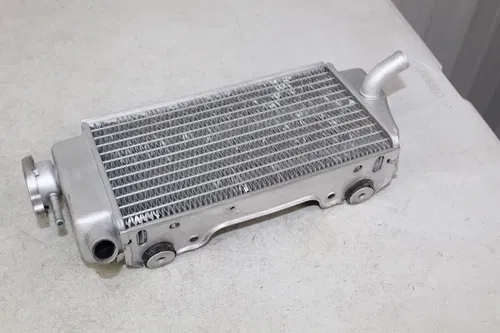 2005 - 2008 Honda CRF450R OEM Right Radiator 19010-MEN-A01 CRF450 CRF 450 5/16