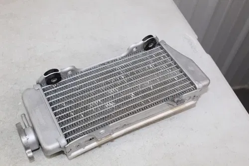 2005 - 2008 Honda CRF450R OEM Right Radiator 19010-MEN-A01 CRF450 CRF 450 5/16