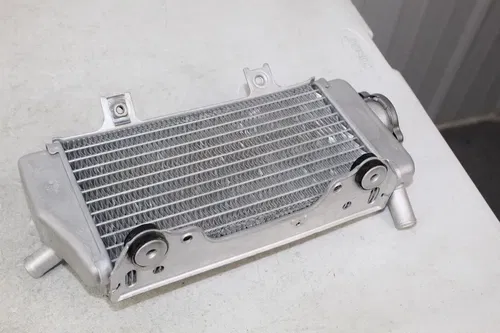 2005 - 2008 Honda CRF450R OEM Right Radiator 19010-MEN-A01 CRF450 CRF 450 5/16