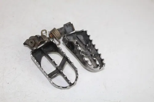 1999 - 2004 Yamaha YZ125 Footpegs Foot Pegs WR YZ 125 250 450 99 - 04