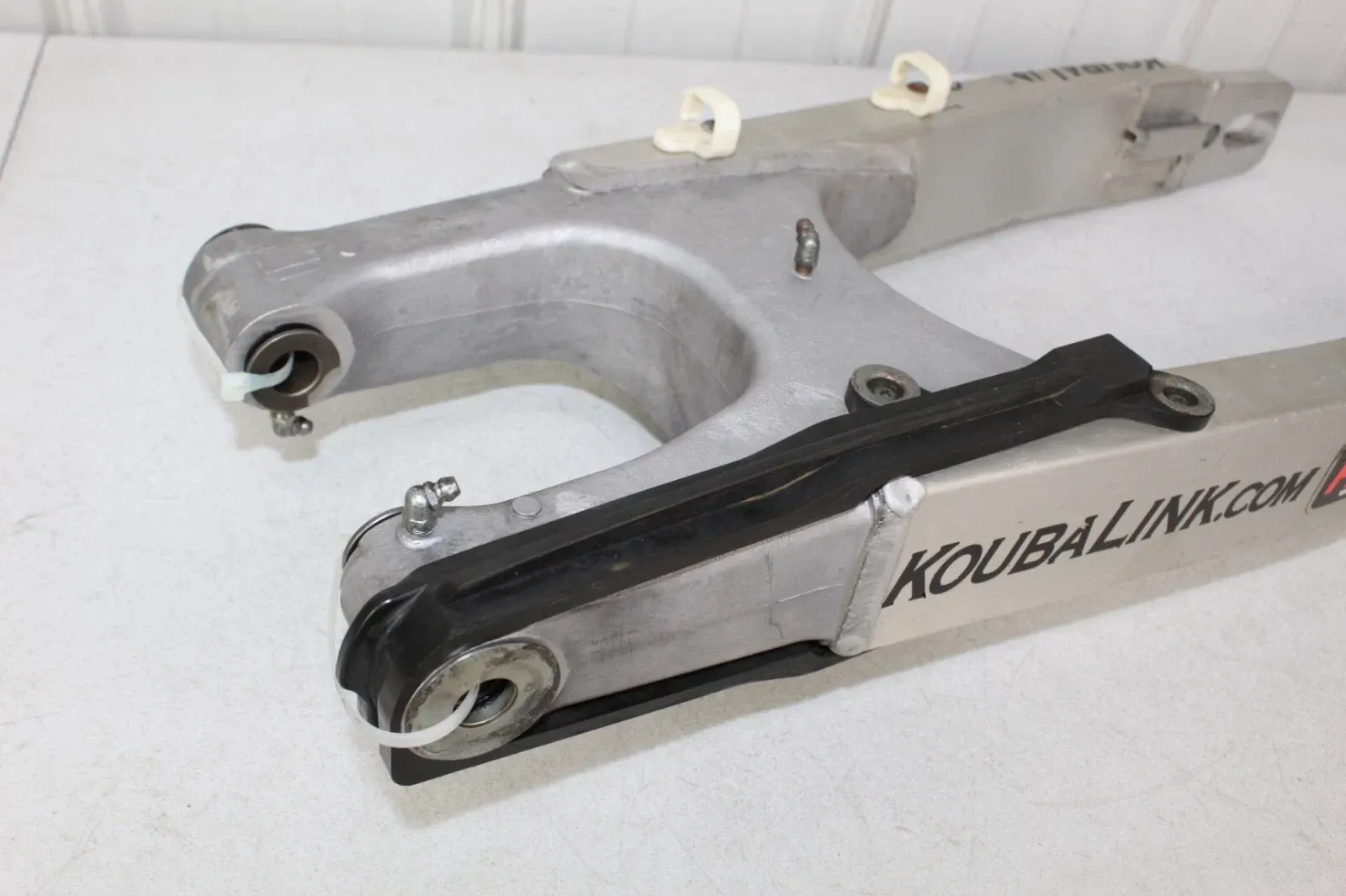 2000 - 2007 Suzuki DRZ400E Swingarm 61000-29F00 Swing Arm DRZ 400 01/Z