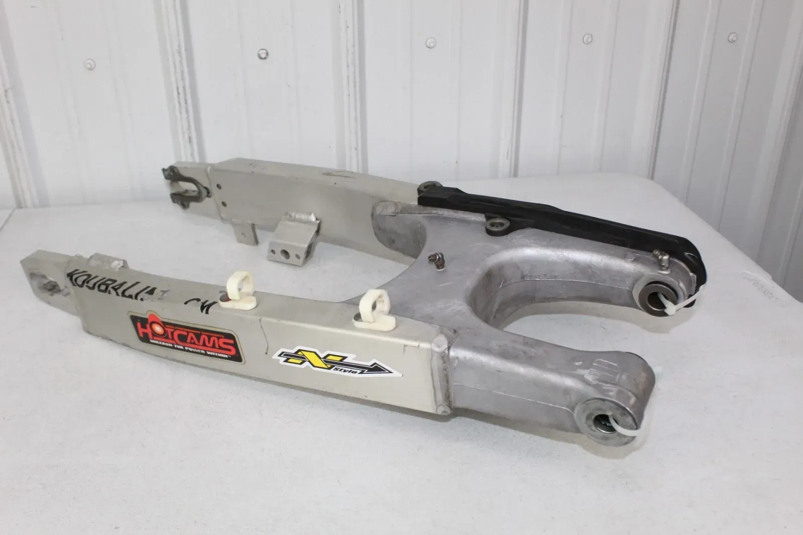 2000 - 2007 Suzuki DRZ400E Swingarm 61000-29F00 Swing Arm DRZ 400 01/Z