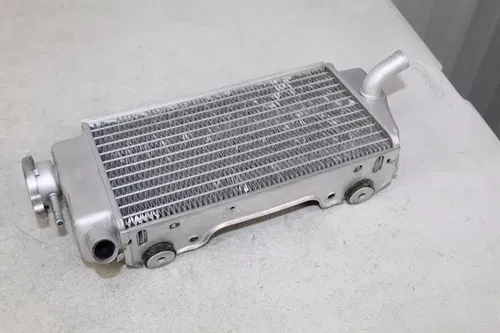 2005 - 2008 Honda CRF450R OEM Right Radiator 19010-MEN-A01 CRF450 CRF 450 5/16