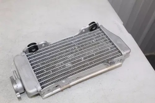 2005 - 2008 Honda CRF450R OEM Right Radiator 19010-MEN-A01 CRF450 CRF 450 5/16
