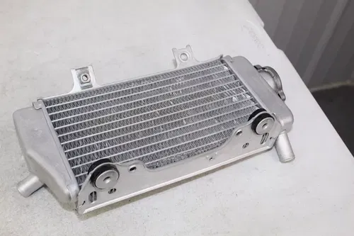 2005 - 2008 Honda CRF450R OEM Right Radiator 19010-MEN-A01 CRF450 CRF 450 5/16