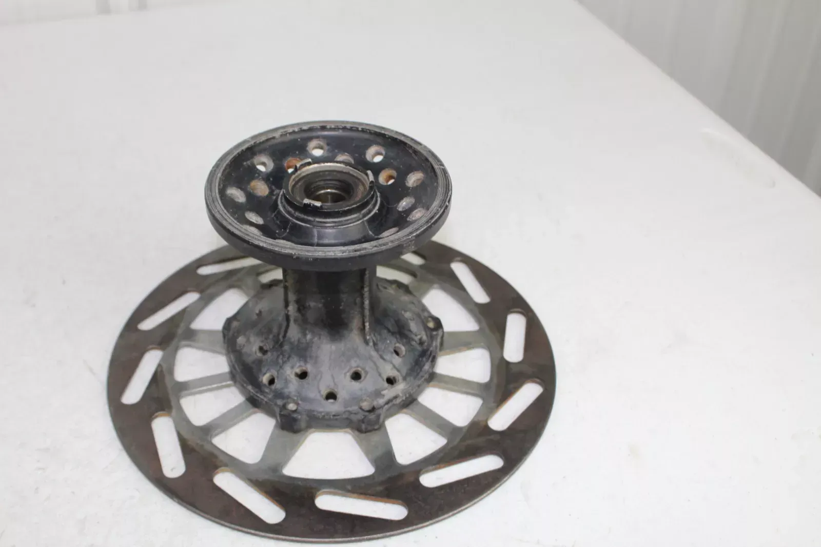1989 Yamaha YZ125 Front Hub 2HH-25111-00-98 YZ 490 87 - 90 1989 Yamaha YZ125 Front Hub 2HH-25111-00-98 YZ 490 87 - 90