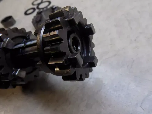 Honda CR500 Transmission Main Shaft w/ Gears / washers   CR 500 2001