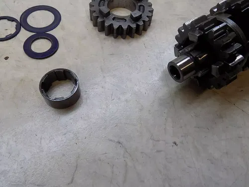 Honda CR500 Transmission Main Shaft w/ Gears / washers   CR 500 2001