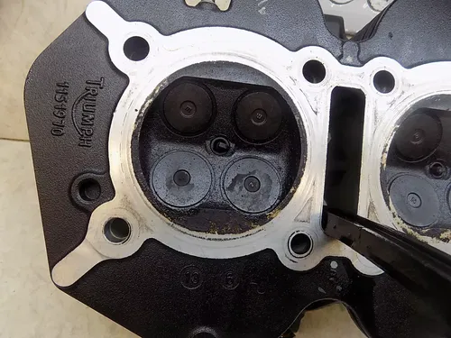 Triumph T100 Engine Head w/ Valves   Bonneville 2014 low miles