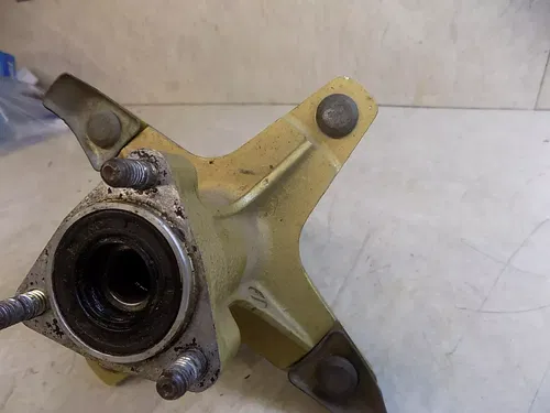 Honda ATC250R Front Wheel Hub  ATC 250r R 1985 p