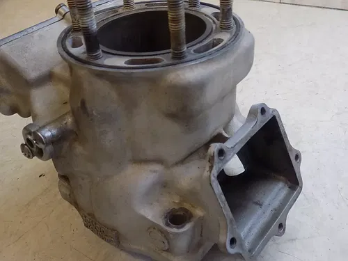 Yamaha YZ250 Cylinder jug w/ Powervalve (crack)    YZ 250 2000