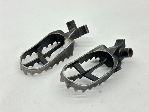 2004 Yamaha YZ85 Footpegs OEM Foot Peg Set Right Left Assembly Steel YZ 85