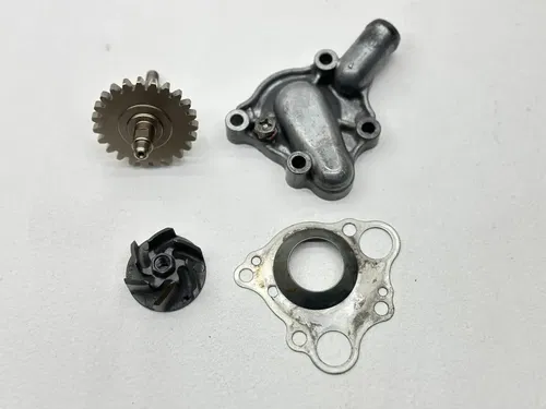 1999 Honda CR125R Water Pump Impeller Engine Housing Cover Shaft 19221-KZ4-B00