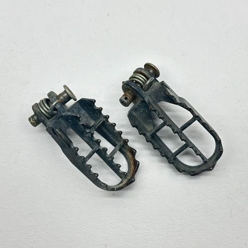 2001 Suzuki RM125 Foot Pegs Left Right Spring Set Mount Assembly 43551-36E40-019
