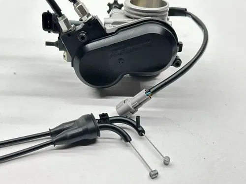 2016 Kawasaki KX250F Keihin Throttle body Main Fuel Injector Assembly 16163-0826