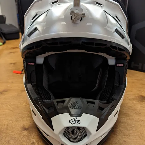 Brand New 6D Helmets ATR-2 SOLID GLOSS WHITE Adult Medium