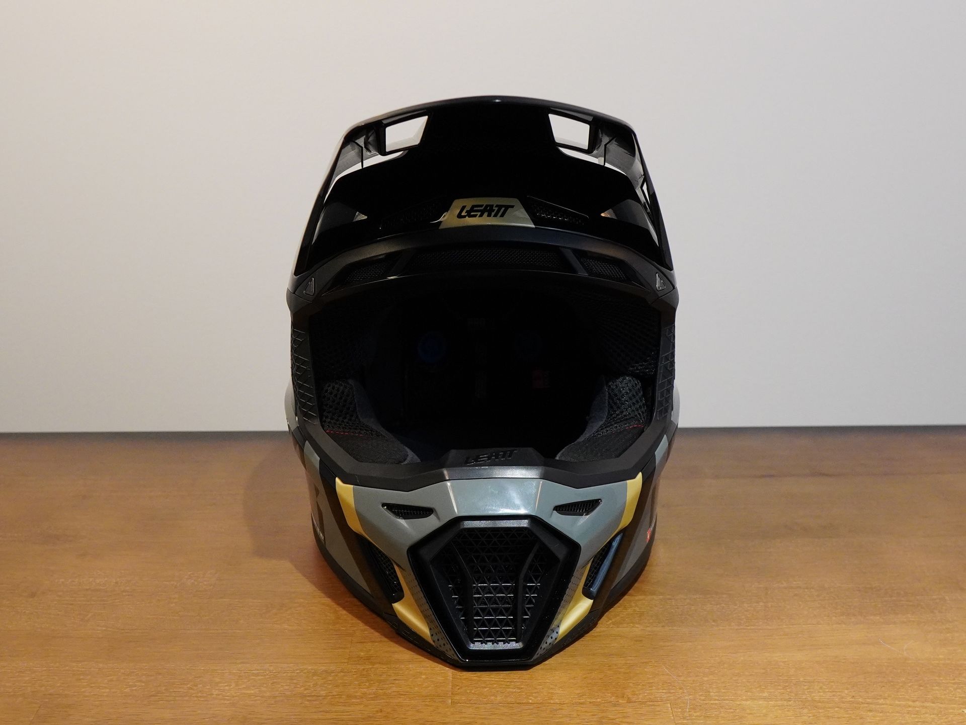 Leatt Moto 8.5 V25 Helmet (No Goggles!!!!!!)
