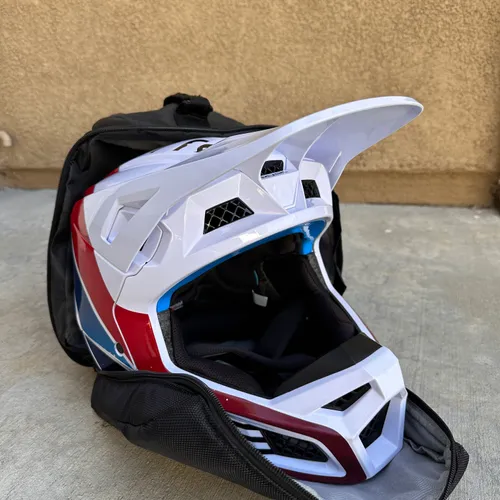 Fox V3 Helmet - size Large