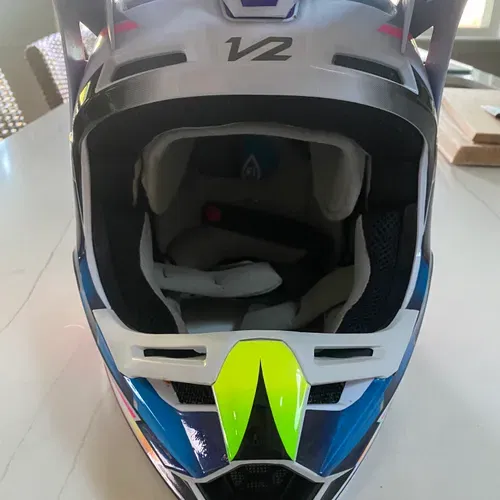 V2 best sale kresa helmet