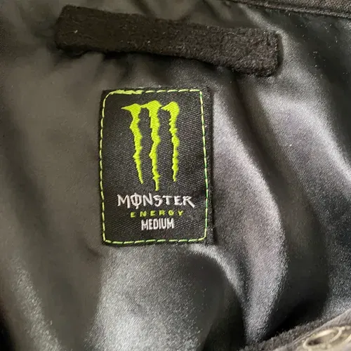 Monster energy athlete only jacket
(Willing to offer)