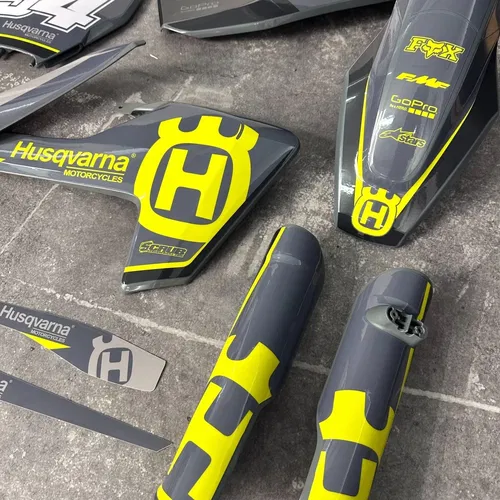 Plastics + Graphics Husqvarna TC FC FX 2016 2017 2018 125 250 300 450 applied
